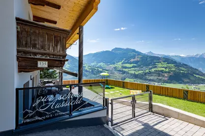Ausblick der Terrasse auf die Berge