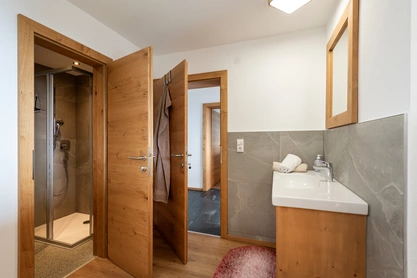 Großzügiges Badezimmer mit Dusche