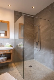 Helles Badezimmer mit Waschbecken, Dusche, Spiegel, WC 