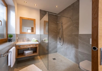 Helles Badezimmer mit Waschbecken, Dusche, Spiegel, WC 