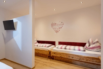 Schlafzimmer mit zwei Einzelbetten und TV